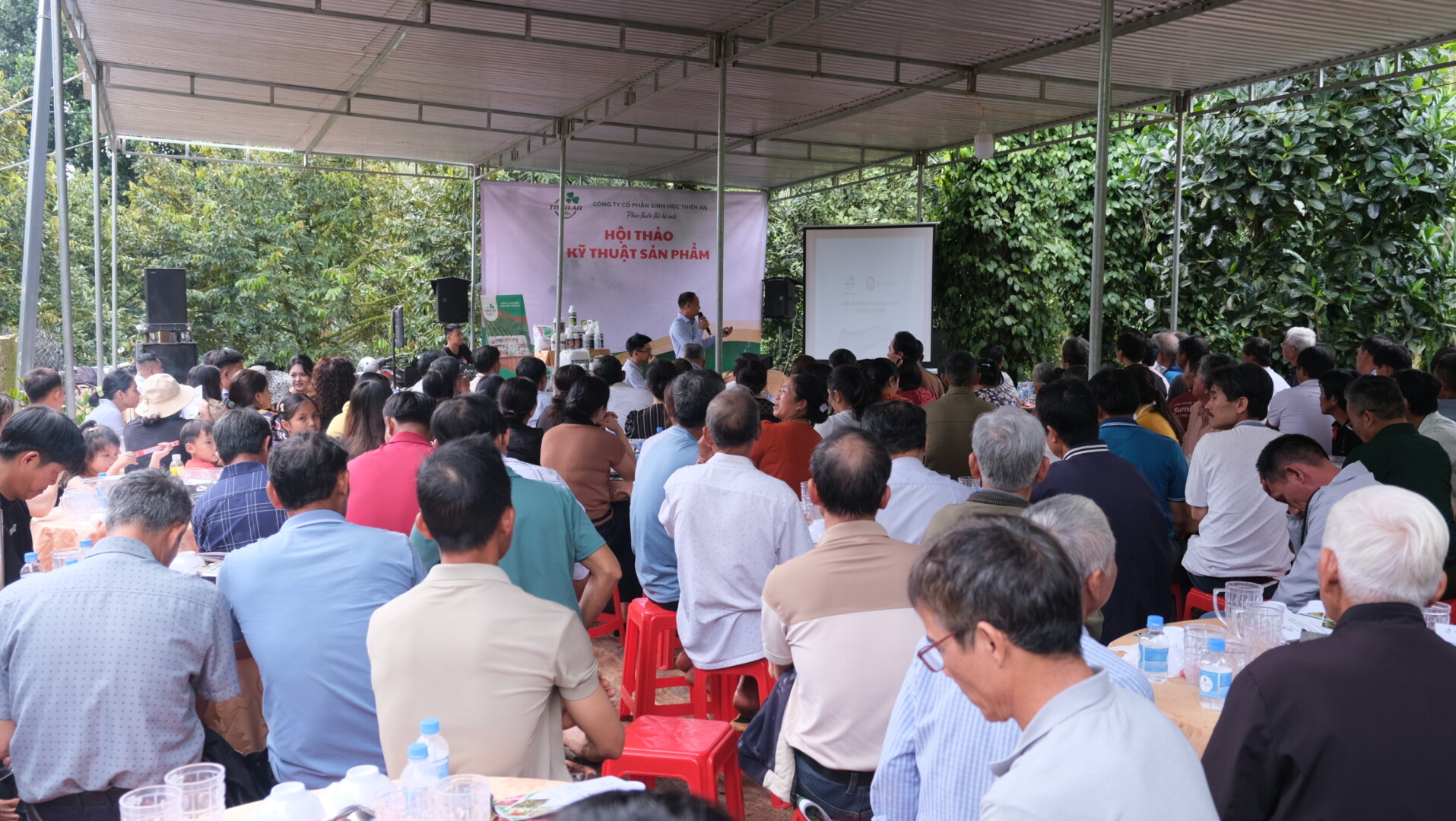 Bà con nông dân xã Đinh Lạc, Di Linh vui mừng với vụ mùa Sầu riêng năm nay bội thu